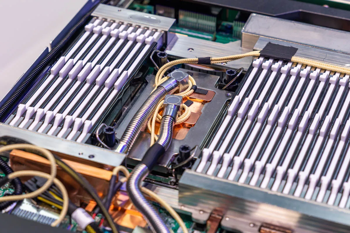 Chi tiết thiết kế tản nhiệt lỏng và các cổng kết nối của Aivres HGX Vera Platform