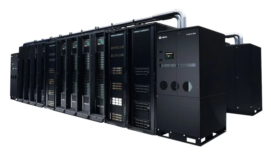 Giao diện HPE Private Cloud AI với các rack máy chủ NVIDIA AI Computing và bảng điều khiển hiệu năng mô hình