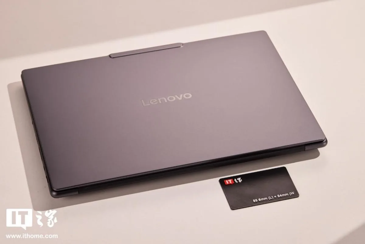 Thiết kế mỏng nhẹ và màn hình OLED 15.3 inch của Lenovo Yoga Pro 15 RTX Spark