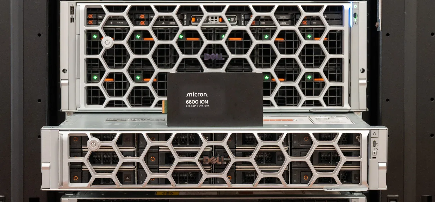 Micron 6600 ION 245TB E3.L SSD đặt trong phòng lab, minh họa sự khác biệt về kích thước so với server HDD truyền thống