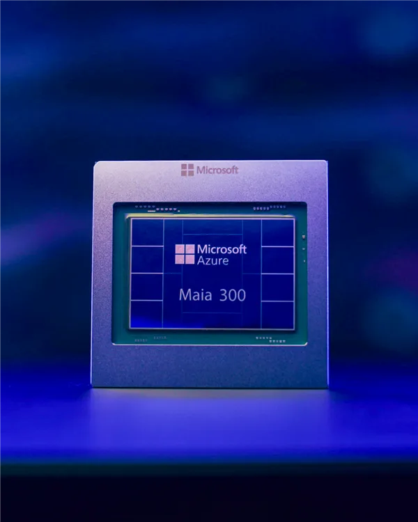 Sơ đồ kiến trúc hệ thống Azure Maia 300 với các chiplet và kết nối mạng