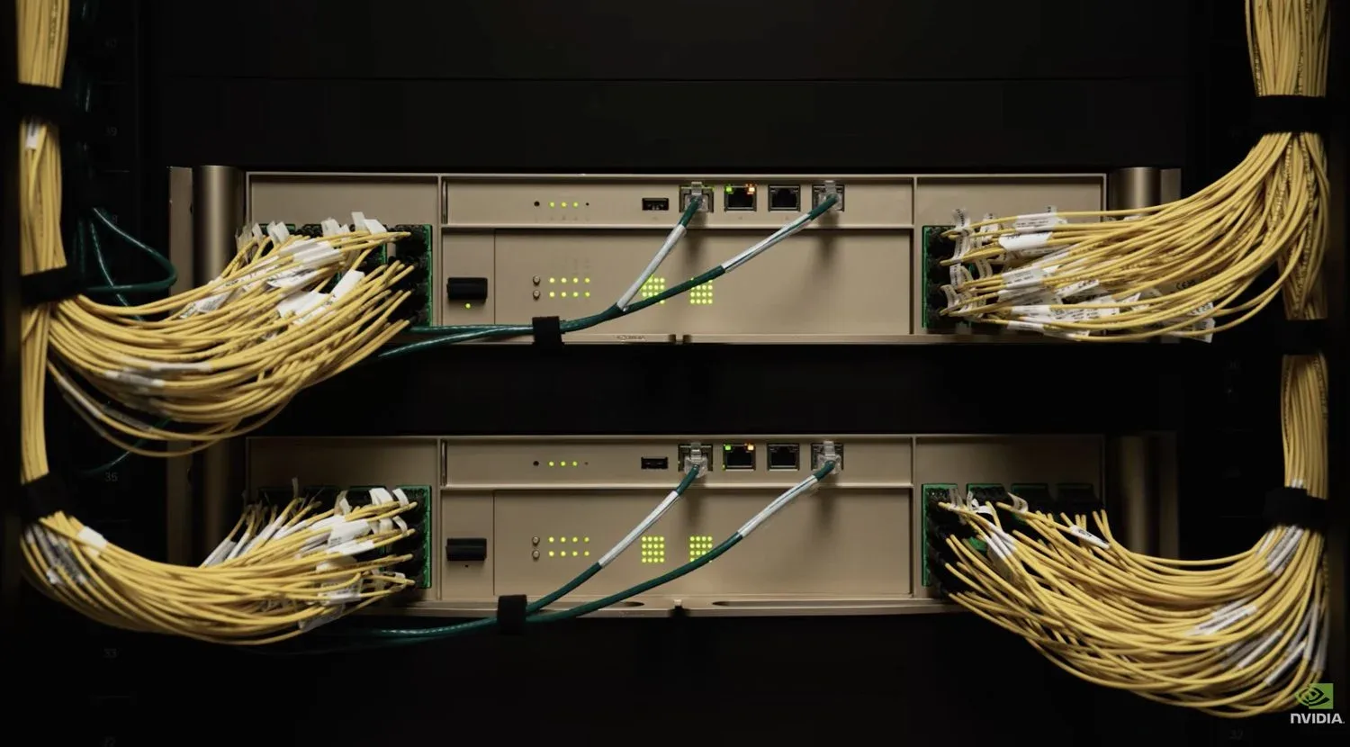 Bộ chuyển mạch NVIDIA Spectrum-X Photonics trong rack, minh họa cho giải pháp mạng tốc độ cao kết nối các cụm GPU
